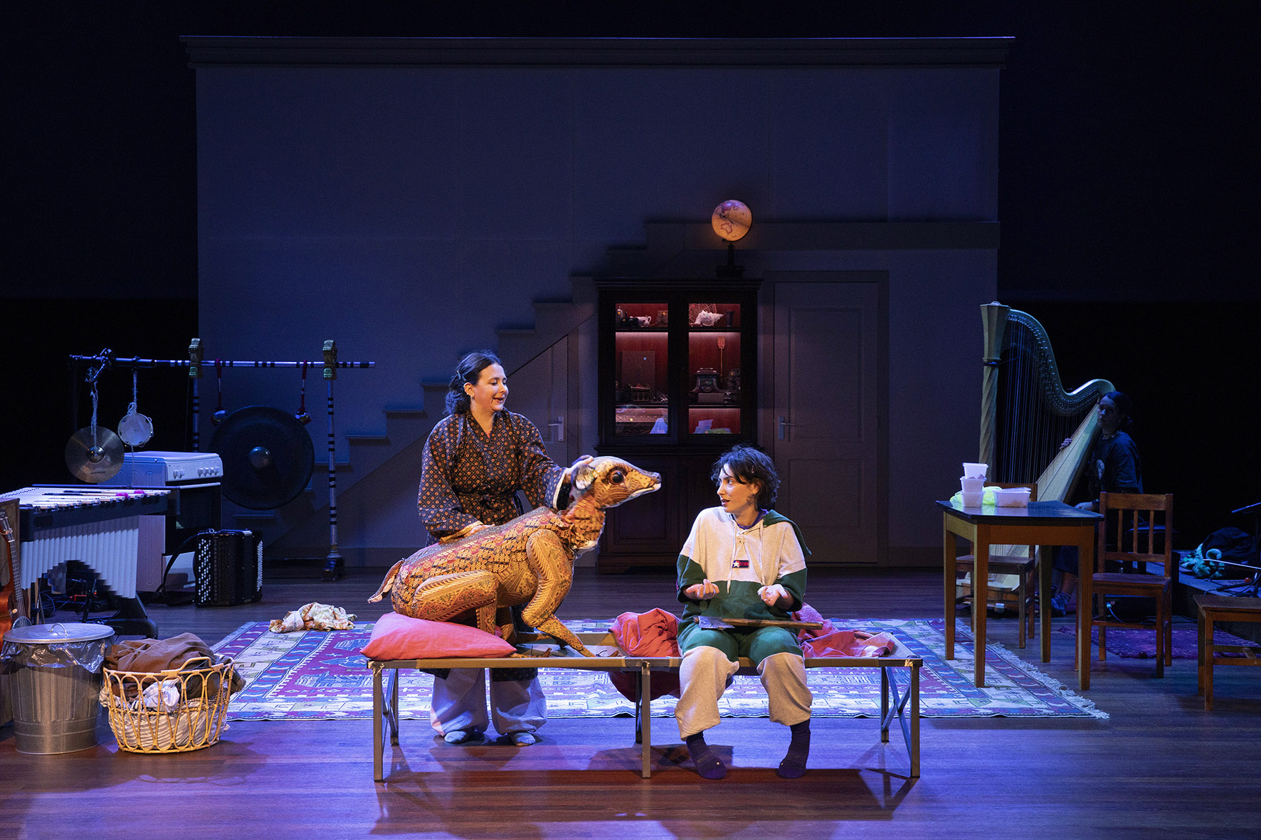 twee spelers kijken naar de pop van de kantjil