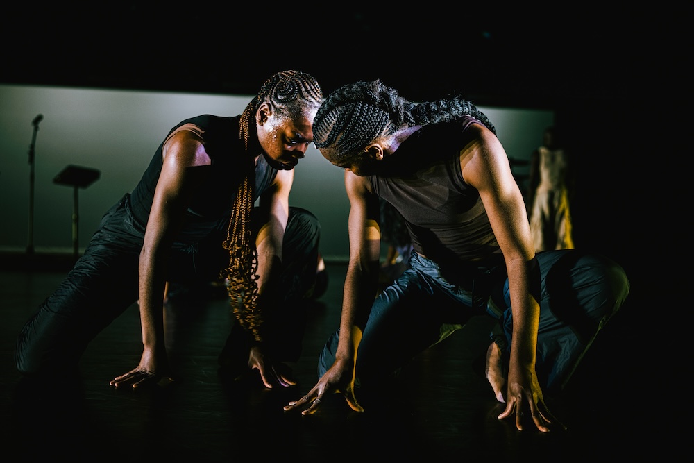 Scènefoto uit de voorstelling Closed Eyes, dansers en tweelingzussen Nathalie en Doris Bokongo Nkumu zittend op handen en knieën