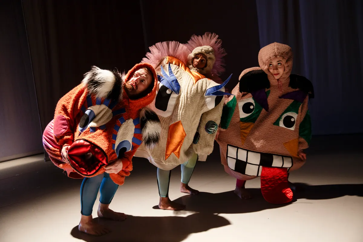 Drie mensen in Surinaamse wezens pakken