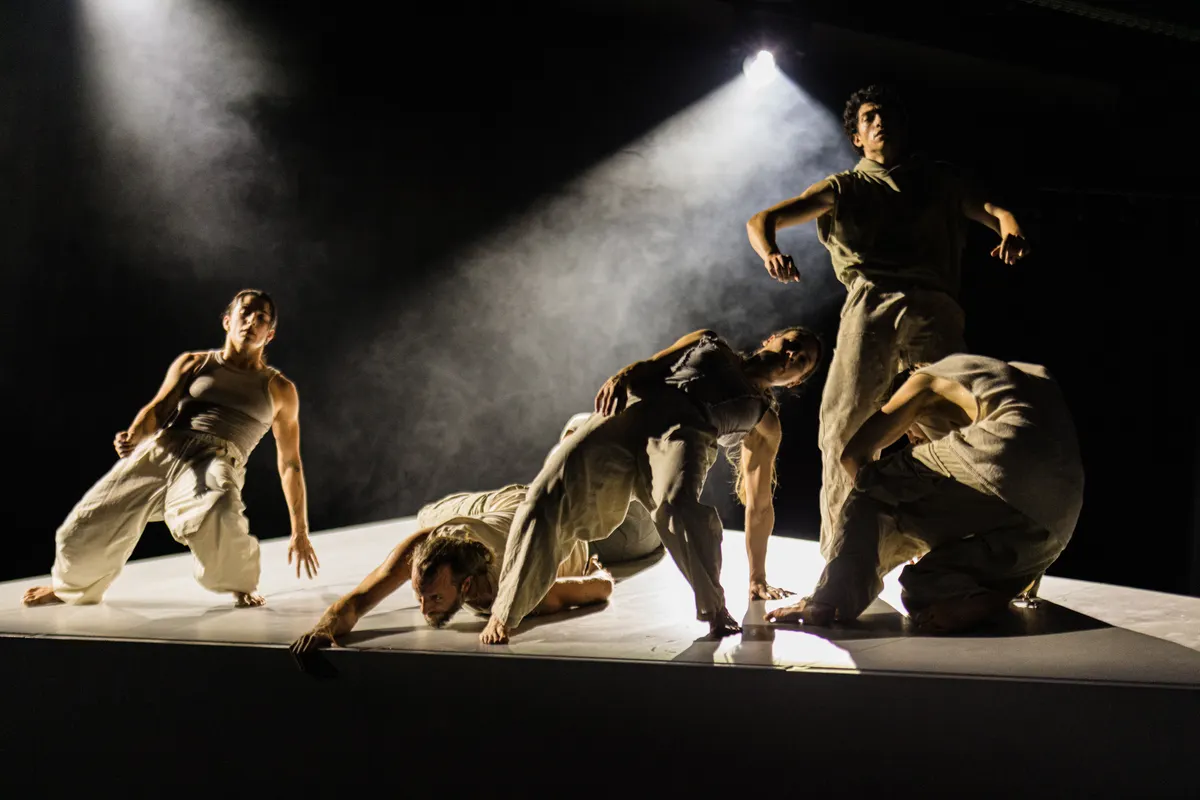 Vijf personen bewegen op een plateau.